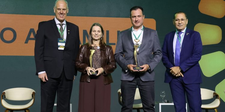 Prêmio Abramilho homenageia jornalista, senadora e empresa de etanol de milho